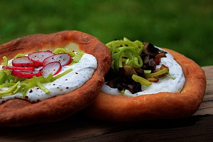 Ungarische Langos mit Knoblauchcreme und Käse 1
