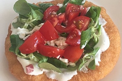 Ungarische Langos mit Knoblauchcreme und Käse 11
