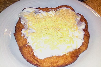 Ungarische Langos mit Knoblauchcreme und Käse 18