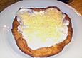 Ungarische Langos mit Knoblauchcreme und K&auml;se