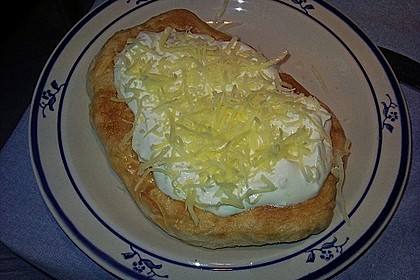 Ungarische Langos mit Knoblauchcreme und Käse 12