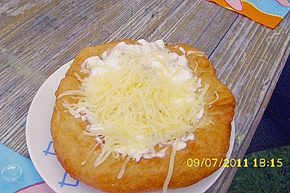 Ungarische Langos mit Knoblauchcreme und Käse 15