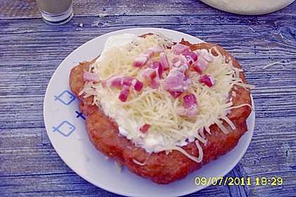 Ungarische Langos mit Knoblauchcreme und Käse 25