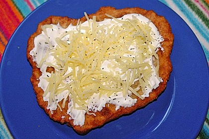 Ungarische Langos mit Knoblauchcreme und Käse 23