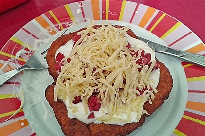 Ungarische Langos mit Knoblauchcreme und Käse 27