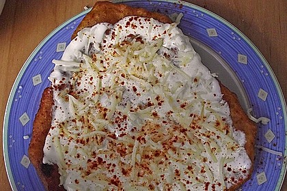 Ungarische Langos mit Knoblauchcreme und Käse 37