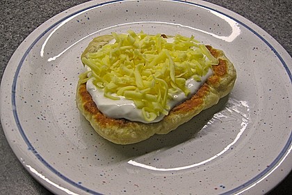 Ungarische Langos mit Knoblauchcreme und Käse 26