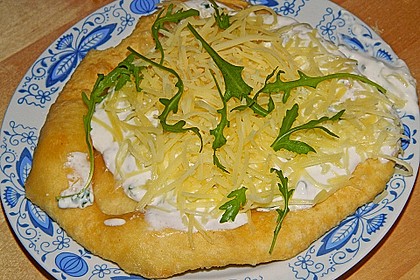 Ungarische Langos mit Knoblauchcreme und Käse 7
