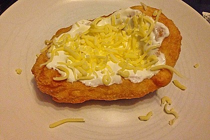 Ungarische Langos mit Knoblauchcreme und Käse 19