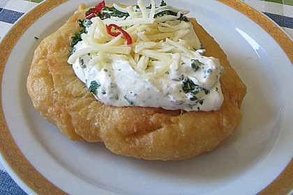 Ungarische Langos mit Knoblauchcreme und Käse 3