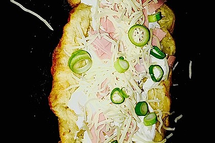 Ungarische Langos mit Knoblauchcreme und Käse 35