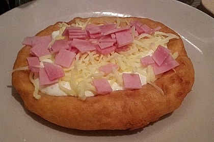 Ungarische Langos mit Knoblauchcreme und Käse 29