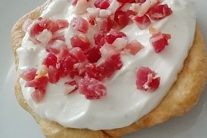 Ungarische Langos mit Knoblauchcreme und Käse 46
