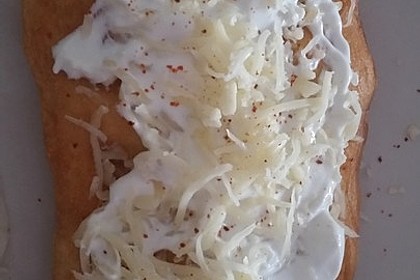 Ungarische Langos mit Knoblauchcreme und Käse 32
