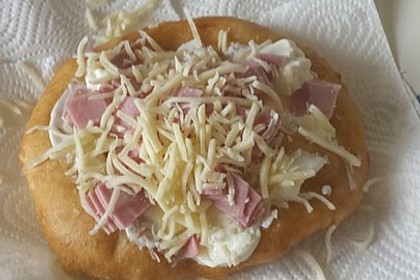 Ungarische Langos mit Knoblauchcreme und Käse 47