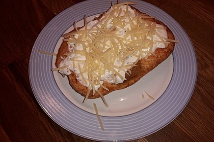Ungarische Langos mit Knoblauchcreme und Käse 48