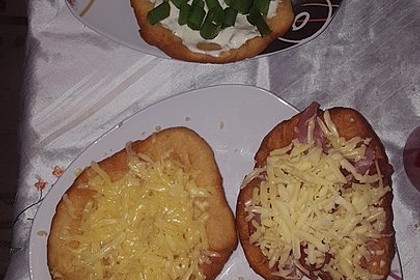 Ungarische Langos mit Knoblauchcreme und Käse 31