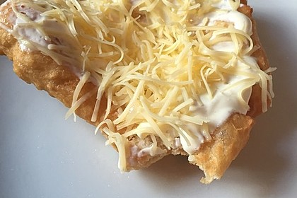 Ungarische Langos mit Knoblauchcreme und Käse 40