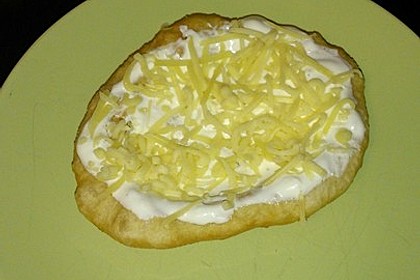 Ungarische Langos mit Knoblauchcreme und Käse 21