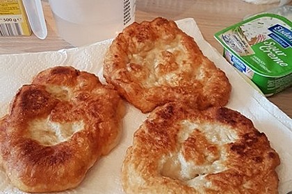 Ungarische Langos mit Knoblauchcreme und Käse 36