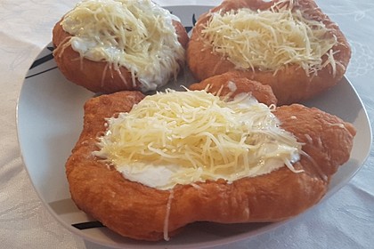 Ungarische Langos mit Knoblauchcreme und Käse 5