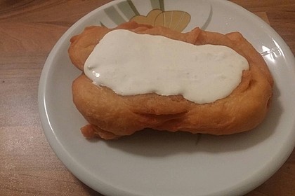 Ungarische Langos mit Knoblauchcreme und Käse 42
