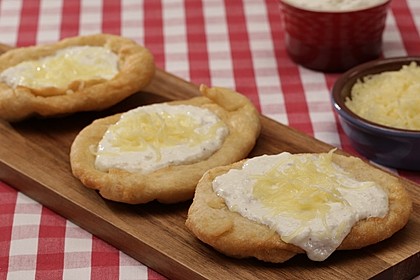 Ungarische Langos mit Knoblauchcreme und Käse 2