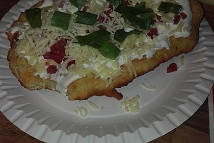 Ungarische Langos mit Knoblauchcreme und Käse 16