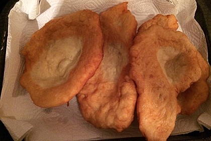 Ungarische Langos mit Knoblauchcreme und Käse 33