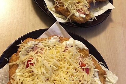 Ungarische Langos mit Knoblauchcreme und Käse