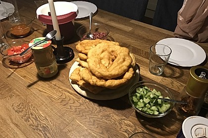 Ungarische Langos mit Knoblauchcreme und Käse 44