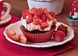Zweierlei Schokoladencupcake mit Zitronen - Frosting und frischen Erdbeeren