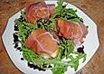 Pfirsiche im Schinkenmantel auf Rucola