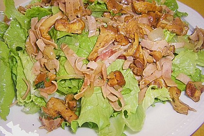 Gebratene Eierschwammerl auf Blattsalat