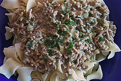 Tagliatelle mit Hackfleisch und Sauce Hollandaise