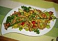 Putensalat mit Tomaten, Gurken, Mais und Sonnenblumenkernen
