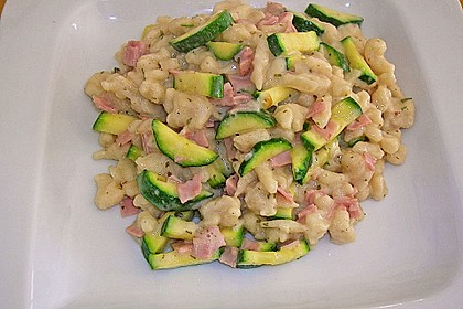 Sp&auml;tzle mit Schinken und Zucchini