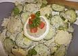 Lauwarmer Kartoffel- Gurkensalat