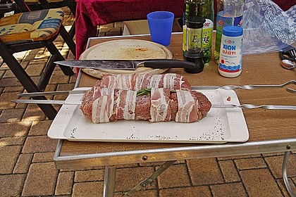 Gegrilltes Schweinefilet mit Knoblauch und Schinken