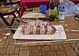 Gegrilltes Schweinefilet mit Knoblauch und Schinken