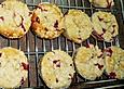 Johannisbeer - Streuselmuffins mit wei&szlig;em Schokokern