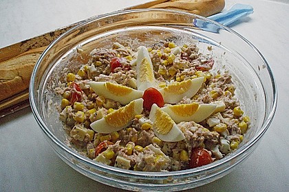 Thunfischsalat mit Mais, Tomaten und Ei