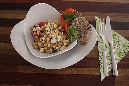 Thunfischsalat mit Mais, Tomaten und Ei 1