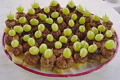 Frikadellenspie&szlig;chen mit Ananas und Trauben