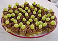 Frikadellenspie&szlig;chen mit Ananas und Trauben