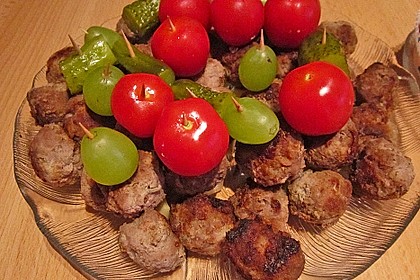 Frikadellenspie&szlig;chen mit Ananas und Trauben 1