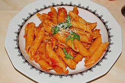 Makkaroni mit Tomatenpesto - Sahne Sauce und Pinienkernen