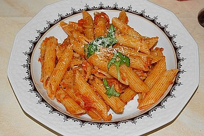 Makkaroni mit Tomatenpesto - Sahne Sauce und Pinienkernen 1