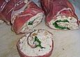 Parmaschinkenr&ouml;llchen mit Frischk&auml;se und Basilikum auf R&ouml;stbrotscheiben