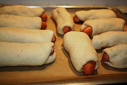Wienerle im Brötchenteig 14